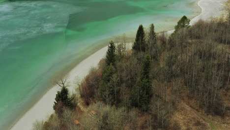 Lago-De-Color-Verde-Azulado-Claro-Escondido-En-Las-Montañas