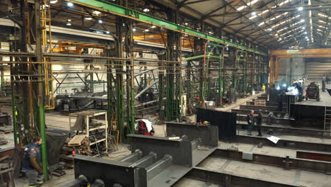 Arbeiter-Schweißen-Stahlträger-In-Der-Produktionshalle-Des-Stahlwerks