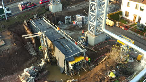 Arbeiter-Bauen-Eine-Provisorische-Fußgängerbrücke-Bei-Der-Ausgrabung-Unter-Den-Pipelinepfeilern
