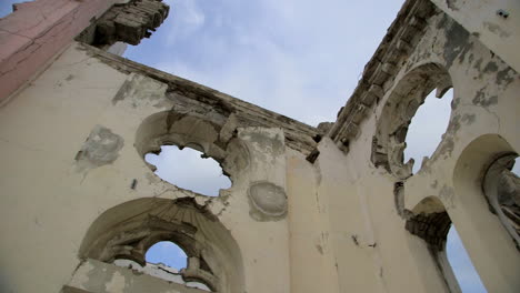 Detail-Der-Kathedrale-Von-Port-au-Prince-In-Trümmern,-Niedriger-Schwenk-Nach-Rechts