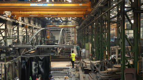 Fabricación-De-Puentes-De-Acero-En-La-Sala-De-La-Fábrica-De-Soldadura-Industrial.