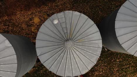 Luftdrohnenaufnahme-Von-5-Getreideelevatoren,-Während-Sich-Die-Drohne-Bei-Sonnenuntergang-In-Alberta,-Kanada,-In-Der-Luft-Drehte,-Getreideelevator