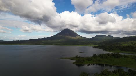 Arenal-volcano-and-lake,-major-tourist-attraction-in-Costa-Rica
