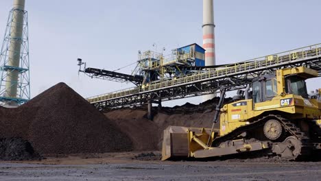 Maquinaria-Grande-En-Una-Mina-De-Cantera-De-Piedra-Y-Arena,-Trabajador-De-La-Industria