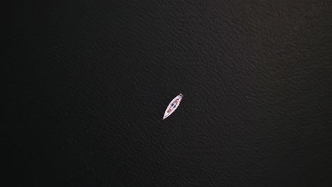 Drohne,-Die-Zu-Einem-Einzelnen-Weißen-Segelboot-Mitten-Im-Offenen-Ozean-Hinabsteigt