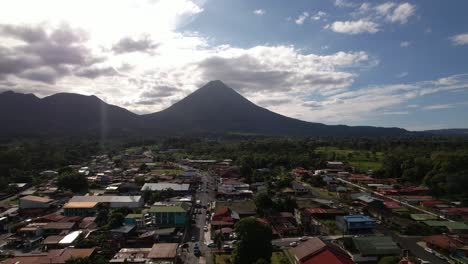 Dorf-La-Fortuna-In-Costa-Rica-Am-Fuße-Des-Vulkans-Arenal