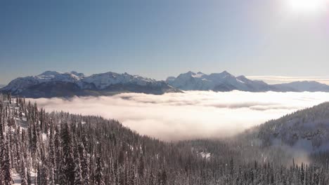 Paisaje-Aéreo-Alpino-De-Montañas-Cubiertas-De-Nieve-En-Revelstoke,-Canadá