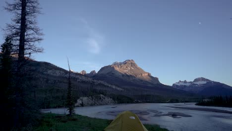 Panorámica-Lenta-De-Una-Tienda-De-Campaña-En-El-Parque-Nacional-De-Banff.