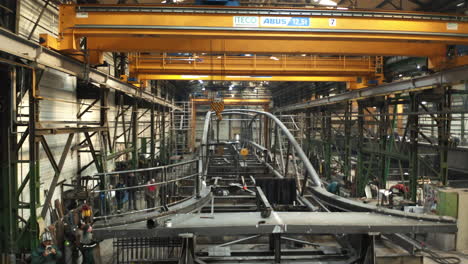 Herstellung-Einer-Neuen-Stahlbrücke-In-Der-Industriehalle-Des-Stahlwerks