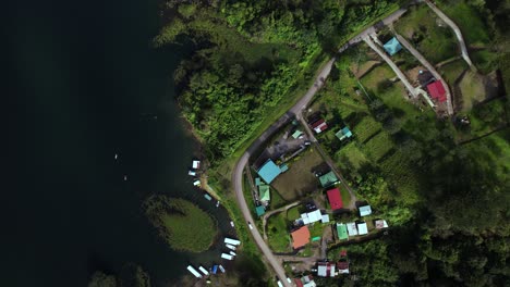 Luftaufnahme-Eines-Bescheidenen-Ländlichen-Dorfes-Am-Seeufer-In-Tropischer-Natur