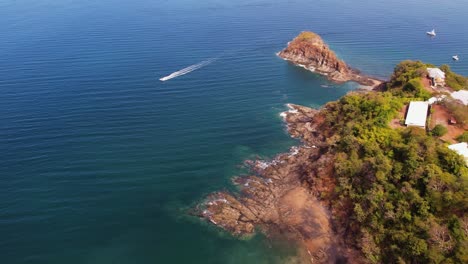 Motorboot-Segelt-Entlang-Der-Felsigen-Küste-Im-Westen-Costa-Ricas