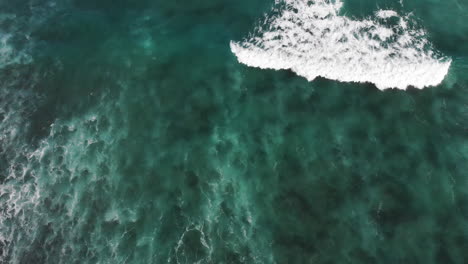Luftaufnahme-Der-Türkisfarbenen-Meereswellen-Aus-Der-Vogelperspektive,-Hintergrund