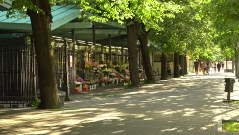 Der-Menschenverkehr-In-Der-Nähe-Des-Blumenmarktes-Im-Park-Im-Stadtzentrum-In-Der-Sommersaison