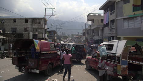 Lastwagen-Mitten-Auf-Der-Straße-Port-Au-Prince