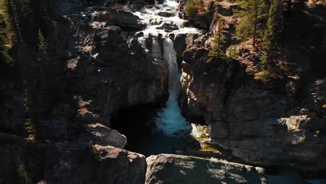 Drohnenansicht,-Die-Einen-Fließenden-Wasserfall-In-Einer-Kanadischen-Waldlandschaft-Zeigt