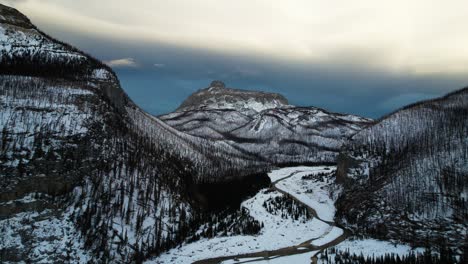 Valle-De-Las-Montañas-Rocosas-Canadienses-En-Alberta-Cubierto-De-Nieve-En-Invierno