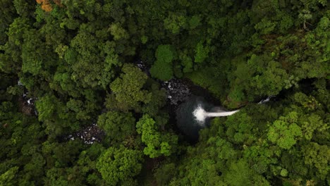 Vergrößern-Sie-Den-Fortuna-Wasserfall-In-Costa-Rica-Zwischen-Grünem,-Dichtem-Dschungel