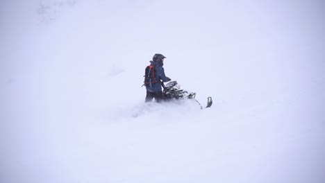 Mann-Auf-Einem-Schneemobil,-Der-In-Zeitlupe-Ins-Schleudern-Gerät-Und-Eine-Schneewolke-Bildet