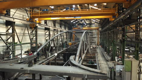 Trabajadores-Preparando-Un-Nuevo-Puente-En-La-Sala-De-Soldadura-De-La-Fábrica-Siderúrgica-De-Brno