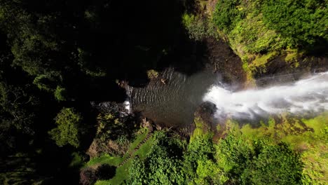 Drone-Descendiendo-En-Paralelo-A-Una-Impresionante-Cascada-En-La-Naturaleza-De-Costa-Rica