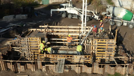 Bauarbeiter-Arbeiten-An-Schalungen-Aus-Holz-Und-Stahl