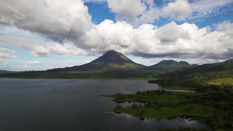 Parque-Nacional-Volcán-Arenal-Y-Su-Verde-Entorno-Tropical
