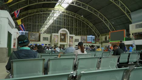 Passagiere-Warten-Im-Inneren-Des-öffentlichen-Bahnhofs-Hua-Lamphong-In-Bangkok,-Thailand