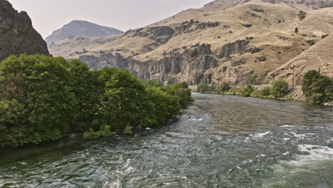 Deschutes-River-Oregon-Aerial-V85-Filmischer-Drohnenüberflug-Deschutes-River-Stromschnellen-Entlang-Der-Biegung,-Aufnahme-Einer-Spektakulären-Canyon-Landschaft-Mit-Felsiger-Klippenwand-–-Aufgenommen-Mit-Mavic-3-Cine-–-August-2022