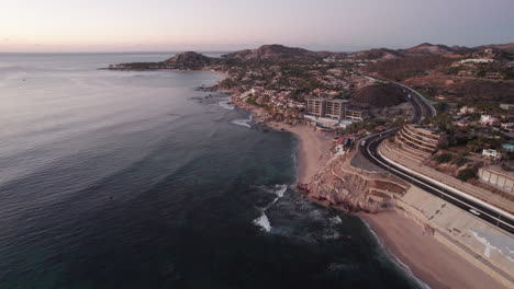 Push-in-Aerial-shot-of-the-coast-of-Los-Cabos,-Mexico-with-resorts-and-hotels