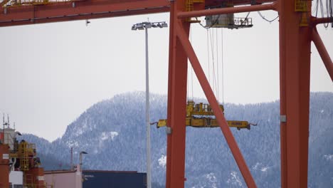 Ausleger-Des-Panamax-Krans,-Der-Sich-Bewegt,-Um-Einen-Container-Im-Hafen-Von-Vancouver-Aufzunehmen