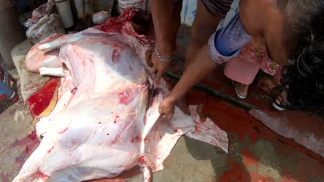 Un-Carnicero-Está-Cortando-Carne-En-Un-Mercado-Local