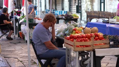 Ein-Frischobstmarkt-In-Der-Straße-Von-Dubrovnik