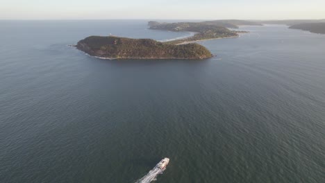 Ferry-Boat-Cruising-In-The-Sea-Towards-The-Palm-Beach-Suburb-In-Northern-Beaches,-Sydney,-NSW,-Australia