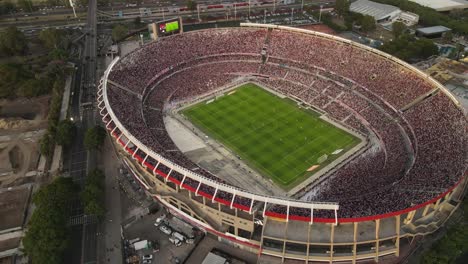 Wunderschöne-Luftaufnahmen-Des-Fußballstadions-Von-Buenos-Aires-Während-Eines-Spiels