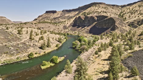 Deschutes-River-Oregon-Luftbild-V70-Low-Level-Drohnenüberflug-Entlang-Des-Deschutes-River-Frog-Springs-Canyon,-Aufnahme-Eines-Campingplatzes-Am-Flussufer,-Umgeben-Von-Wunderschöner-Natur-–-Aufgenommen-Mit-Mavic-3-Cine-–-August-2022