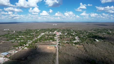 Rückwärts-Drohnenaufnahme-Der-Stadt-Tahmek-Während-Schwerer-Dürre-In-Yucatan,-Mexiko