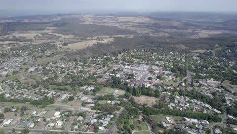 Vista-Aérea-De-Beechworth,-Ciudad-Histórica-Bien-Conservada-En-Victoria,-Australia