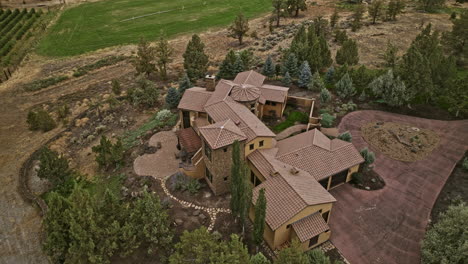 Terrebonne-Oregon-Luftaufnahme-V49,-Filmische-Vogelperspektive,-Umfliegt-Die-Ranch-In-Den-Canyons-Und-Fängt-Ein-Luxuriöses-Herrenhaus-Ein,-Das-Vom-Spektakulären-Smith-Rock-State-Park-Umgeben-Ist-–-Aufgenommen-Mit-Mavic-3-Cine-–-August-2022