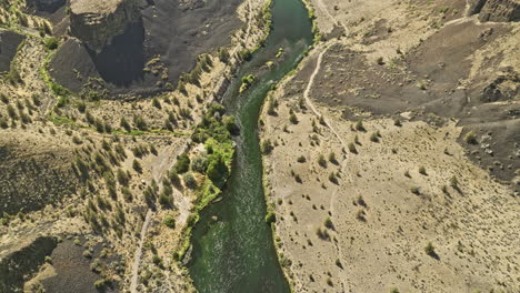 Deschutes-River-Oregon-Luftaufnahme-V71,-Vertikale-Ansicht-über-Deschutes-River,-Aufnahme-Der-Einzigartigen-Landschaftsform-Des-Frog-Springs-Canyon-Und-Des-Erholungsgebiets-Campingplatz-Am-Flussufer-–-Aufgenommen-Mit-Mavic-3-Cine-–-August-2022