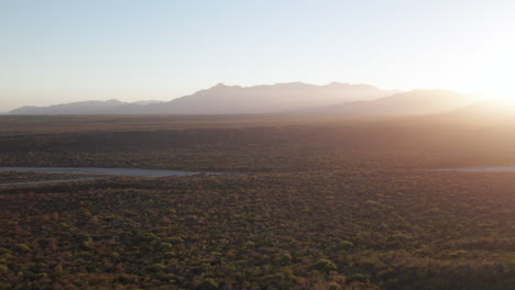 Sonnenuntergang-über-Einem-Berg-In-Der-Ferne-In-Der-Wüste-In-Los-Cabos,-Mexiko