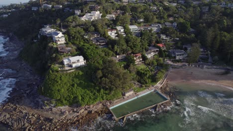 Palm-Beach-Rockpool-And-Suburb-Houses-In-Palm-Beach,-Northern-Beaches,-NSW,-Australia