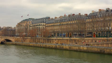 Picturesque-View-Of-Medieval-Buildings-Along-The-Seine-River-Banks-In-Paris,-France