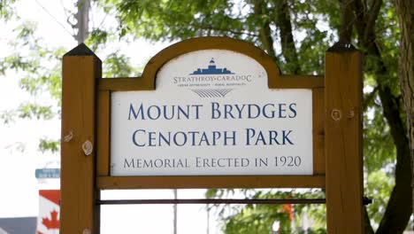 Firmar-Para-Un-Parque-Mount-Brydges-En-Un-Día-Soleado-De-Verano