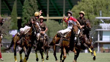 Torneo-De-Juego-De-Pato-Horseball,-Jugador-Experto-Pasando-La-Pelota-De-Cuero-A-Través-Del-Campo-A-Su-Compañero-De-Equipo-Con-Oponentes-Agresivos-Rodeándolo,-Tiro-Deportivo-En-Cámara-Lenta