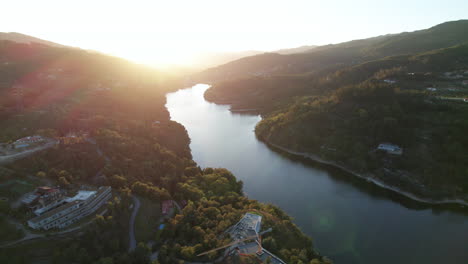Wunderschöner-Sonnenuntergang-über-Einem-Ruhig-Fließenden-Fluss,-Umgeben-Von-Hügeln-Und-Bäumen-In-Portugal