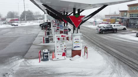 Escena-En-La-Gasolinera-Durante-Una-Tormenta-De-Nieve-En-Mississauga,-Canadá.