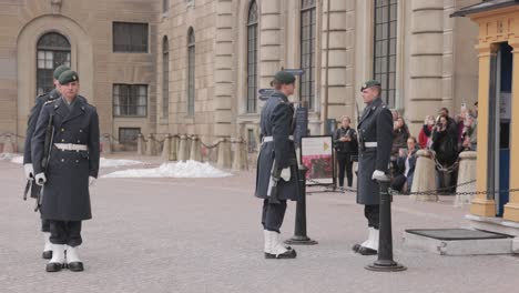 Ceremonia-De-Cambio-De-Guardia-Frente-Al-Palacio-Real-En-Estocolmo,-Suecia
