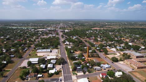 Redaktionelle-Drohnenaufnahmen-Von-Llano,-Texas,-180-Grad-Schwenk-In-Der-Nähe-Von-Llano-ISD