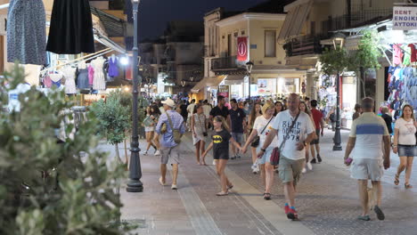 Multitud-De-Personas-En-La-Bulliciosa-Calle-Del-Mercado-Por-La-Noche-En-Chania,-Creta,-Grecia