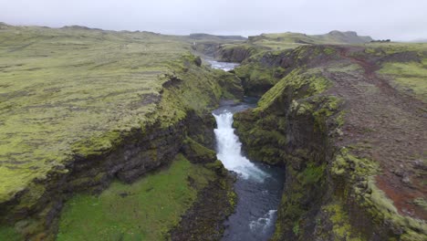 Antena-Sobre-El-Famoso-Monumento-Natural-Y-Atracción-Turística-De-Las-Cataratas-Skogafoss-Y-El-Sendero-Fimmvorduhals-En-Islandia